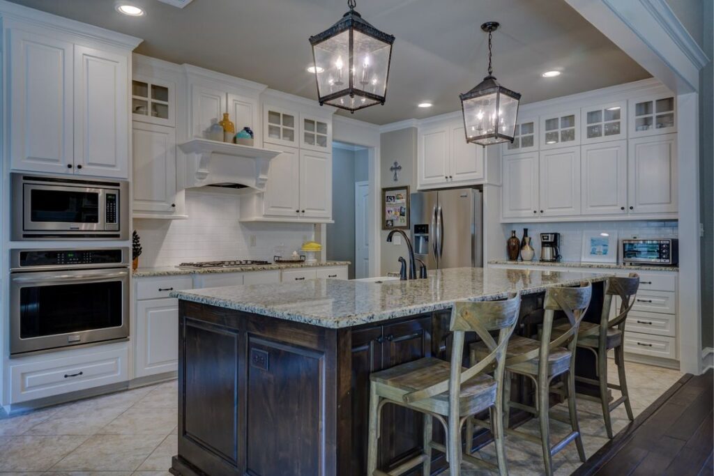 Dapur mewah dengan island table