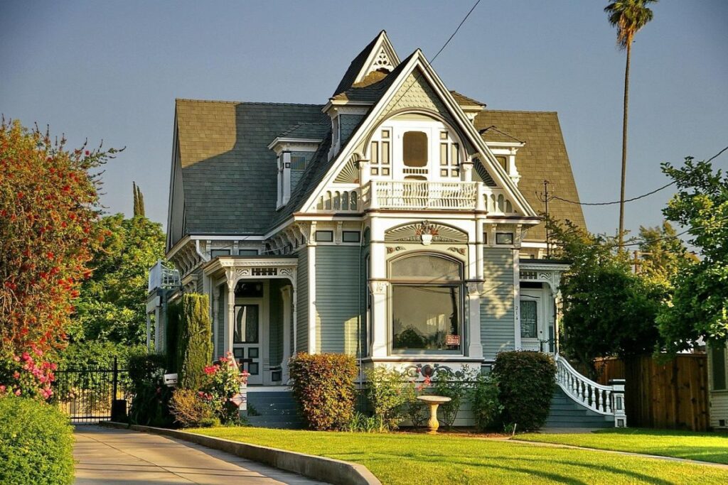 Gaya Victorian dengan detail ornamen yang mewah