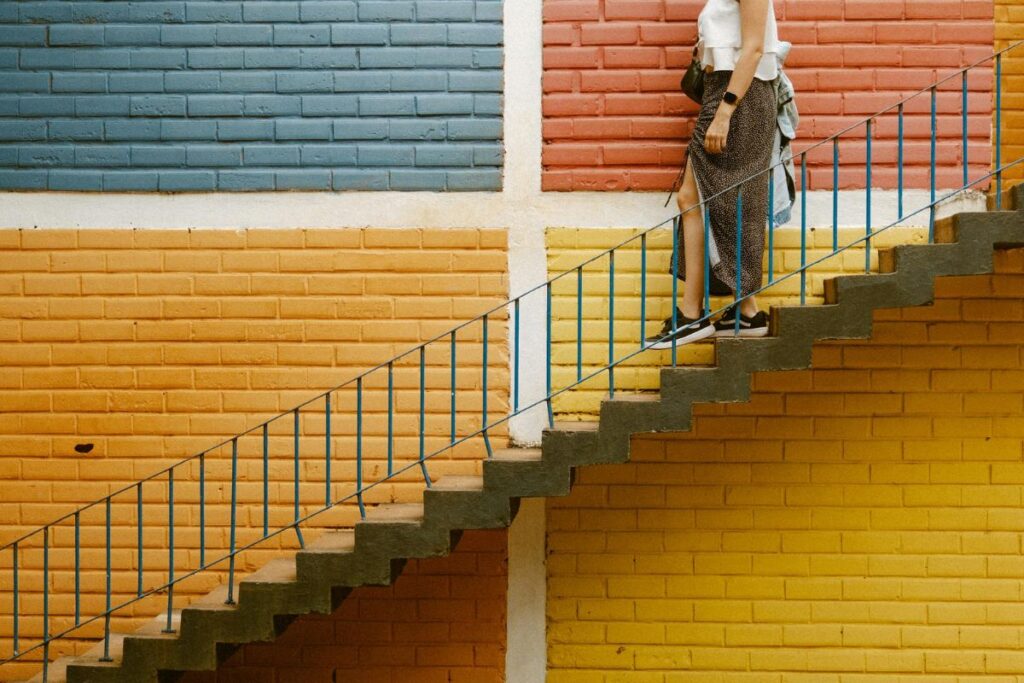 ide desain tangga rumah warna-warni